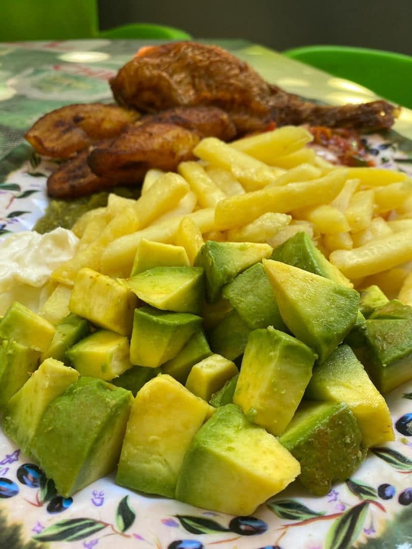 Avocat-frite-aloko-poisson-bar-la-fierte